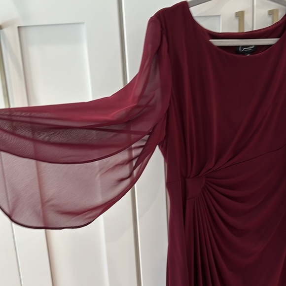 Burgandy Connected Apparel dress size 14.  Very flattering with ruched side - Picture 4 of 5